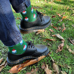 Charger l&#39;image dans la galerie, modèle jambe croisées portant chaussettes à motif Nains de jardin décor pelouse feuilles mortes
