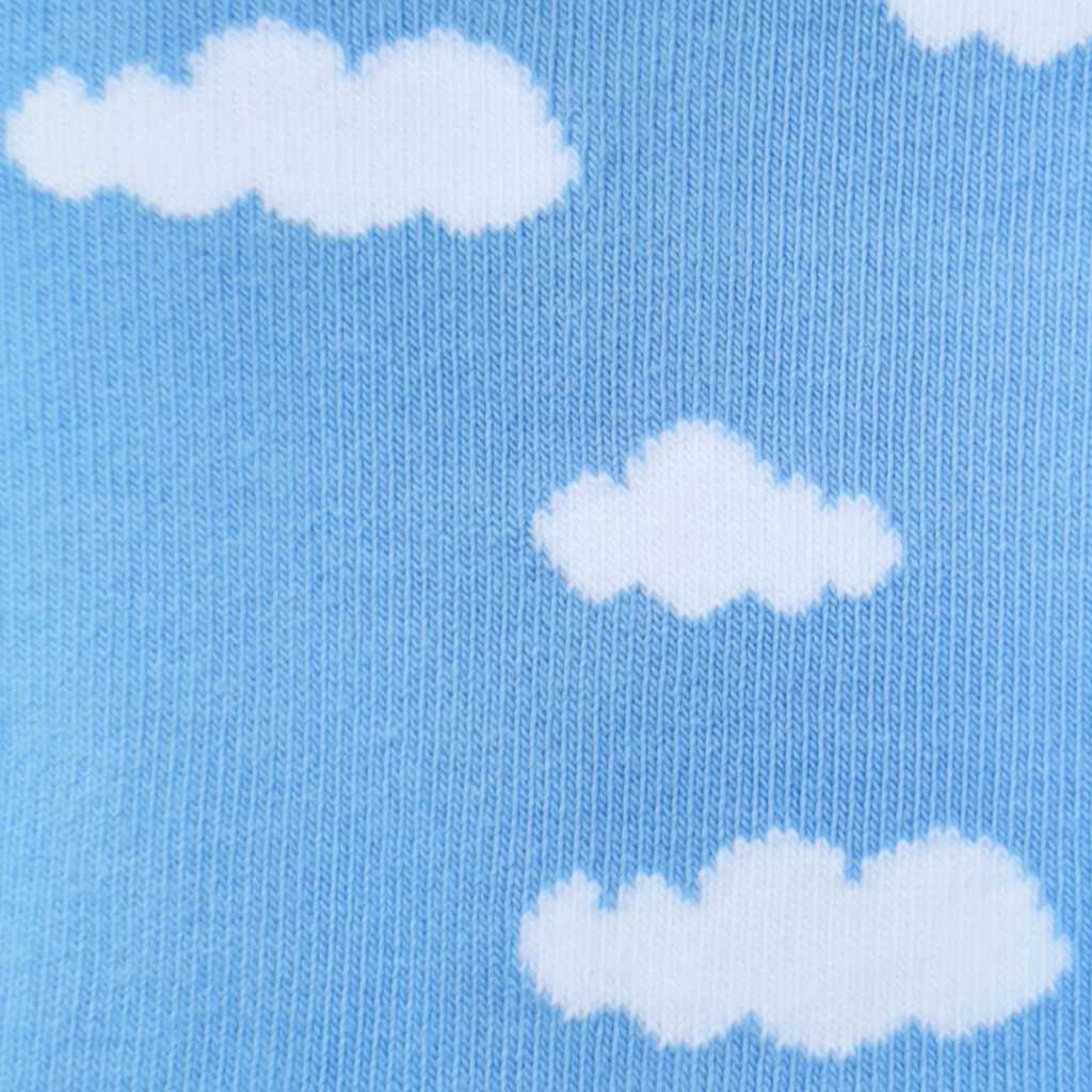 zoom chaussettes fantaisie bleu ciel à motifs nuages blancs marque Cassepieds